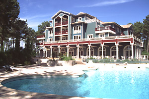 Seignosse's pool and sun deck.