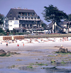 Le Diana faces the beach at Carnac-Plage.