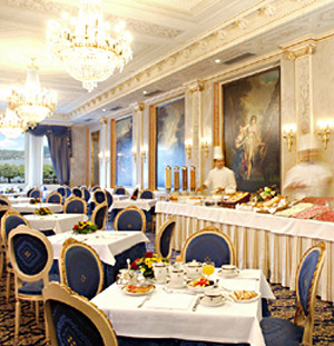 The restaurant & breakfast buffet